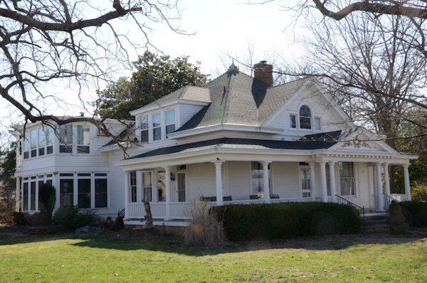 This house, in Rogers, Arkansas, is a close cousin of the old Boleman home place in Townville SC.